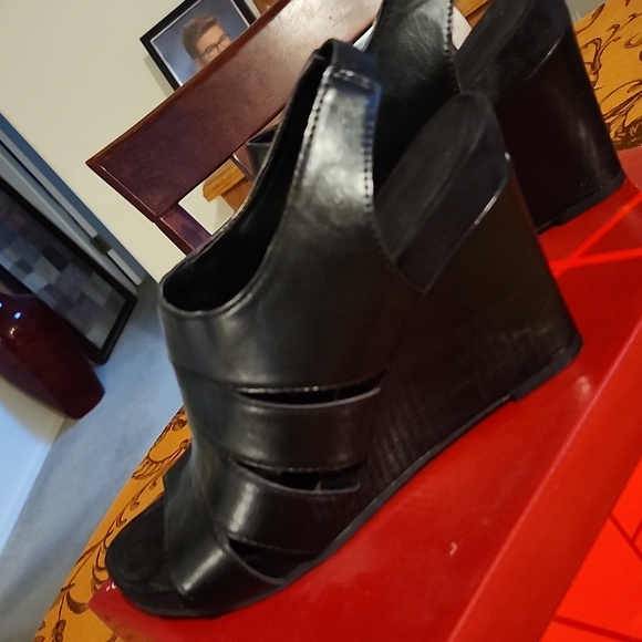 AEROSOLES - Picture 2 of 7